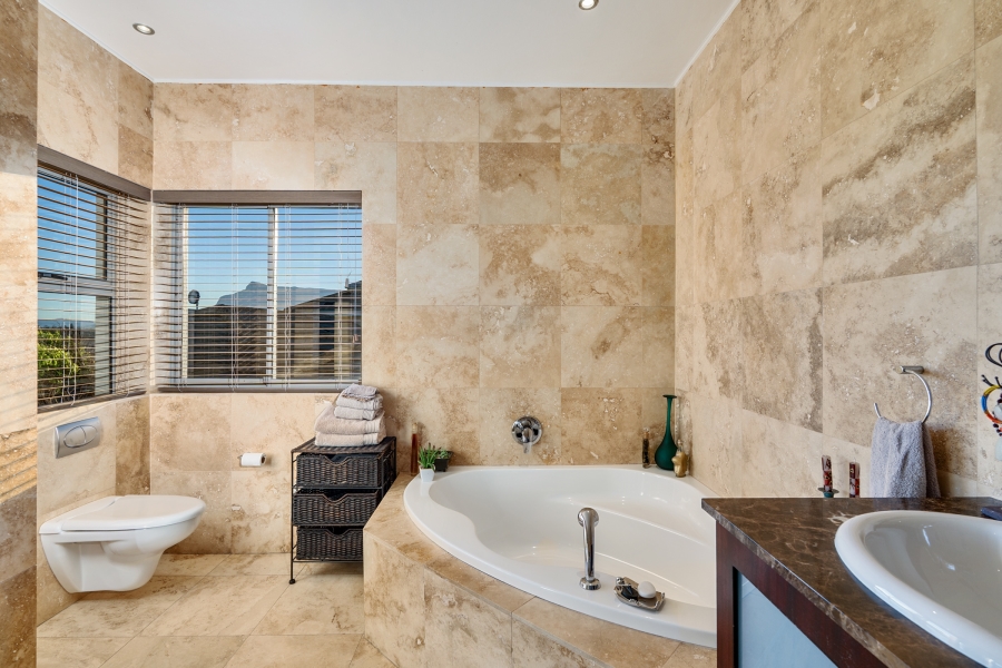 5 Bedroom Property for Sale in Sunset Links Western Cape